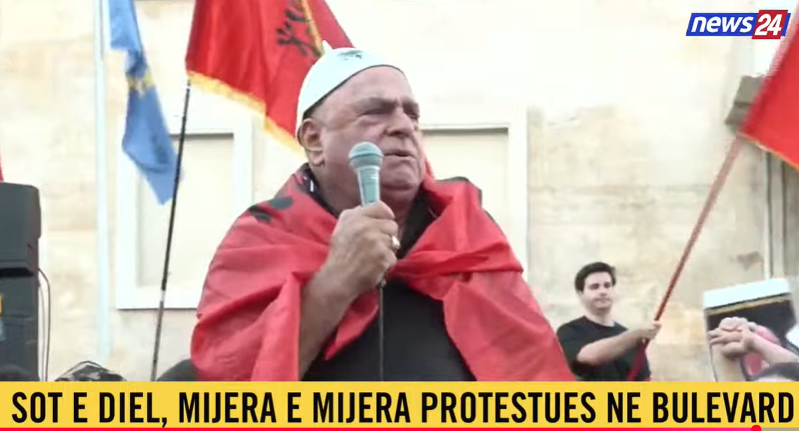 “Dorëheqje pa kushte për Ramën dhe Berishën!”/ Protestuesi: 