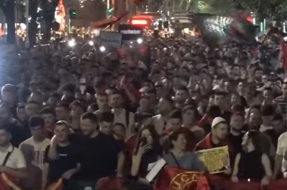 Tubim mbi 4 orë/ “Shqipëri e Re”! Protestuesit vazhdojnë marshimin: Edi Rama dorëhiqu, gënjeshtrave iu erdhi fundi!
