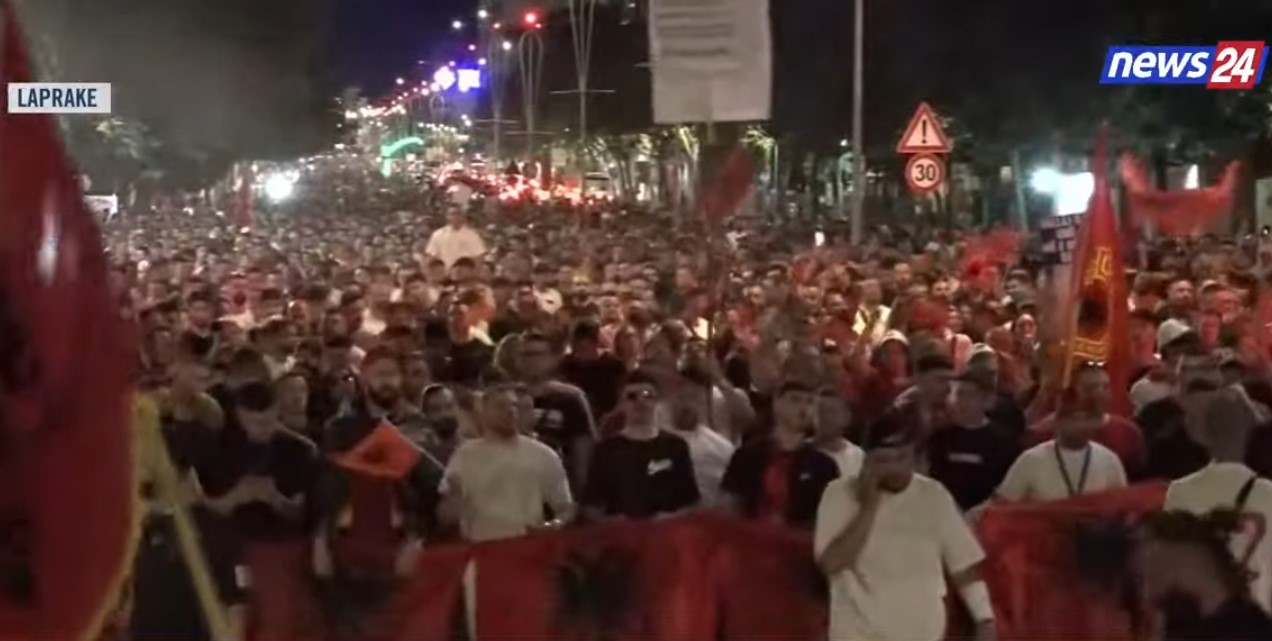 LIVE   Dita e 15 të e revoltës  marshimi i qytetarëve vijon drejt Laprakës  Qindra mijëra protestues me thirrje përgjatë   
