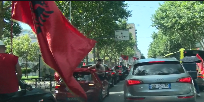 Protesta më e madhe antiqeveritare në Shqipëri  Autokolona me qindra protestues nga diaspora ngre në këmbë kryeqytetin  me fla   