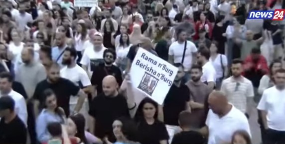 Protestë masive/ Tirana ndizet nga revolta, qytetarët poshtë zyrës së Ramës, thirrje për dorëheqje (VIDEO)