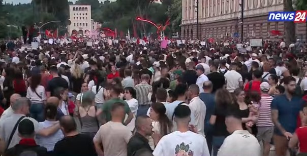 Protestë masive/ Tirana ndizet nga revolta, qytetarët poshtë zyrës së Ramës, thirrje për dorëheqje (VIDEO)