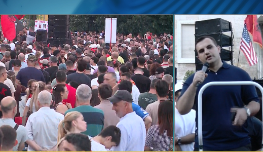 “Diaspora të kthehet në atdhe!”, emigranti shqiptar në SHBA pjesë e protestës: T’i themi ‘jo’ përçarjes, pro bashkimit!