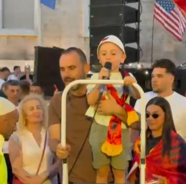 VIDEOLAJM   T i themi botës  jam shqiptar   vogëlushi reciton poezi në Bulevard  ngre në peshë zemrat    