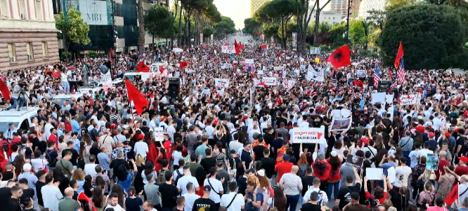 Tubimi madhështor përpara Kryeministrisë/ Protestuesi: Jemi 