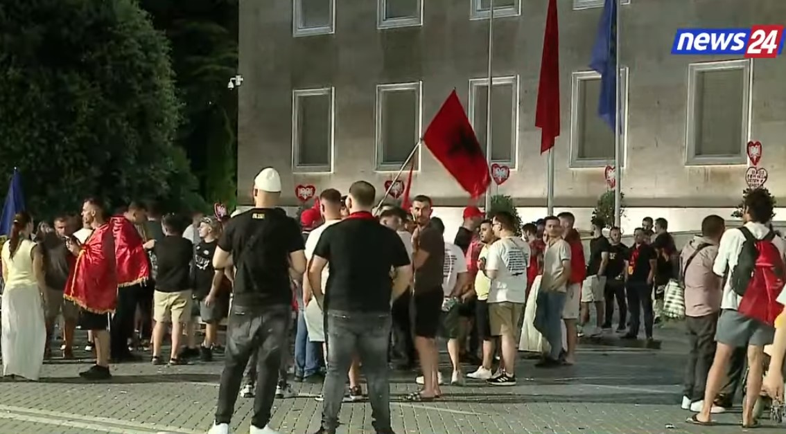LIVE   Qytetarët nuk tërhiqen  nata e dytë e qëndresës para Kryeministrisë  Revolta kundër Ramës hyn në ditën e 23 të