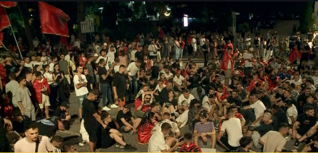 LIVE   Rrethuan Kryeministrinë  protestuesit do të kalojnë natën në Bulevard  Rama  jep dorëheqjen 
