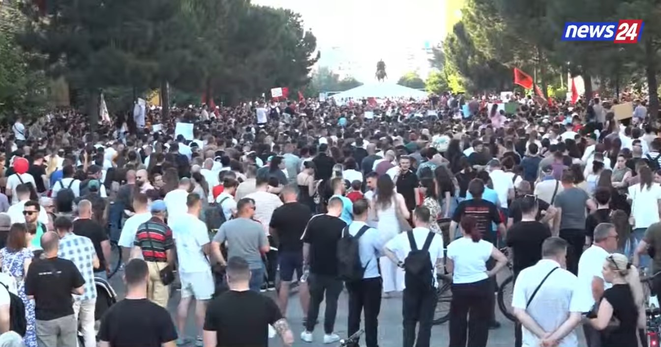 VIDEO/ Kundër projektit në Zvërnec, nis protesta e dytë në Tiranë. Qytetarë të shumtë marshojnë drejt Kryeministrisë