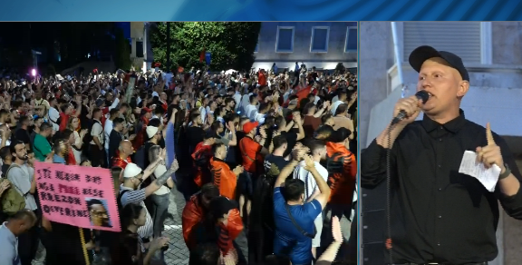 “Po bëjmë histori, vetëm Rama s’e di pse mbushim sheshin”/ Mijëra qytetarë poshtë zyrës së Kryeministrit, Osman Stafa: Të bashkohemi! Mos ta lëmë të shuhet kjo protestë