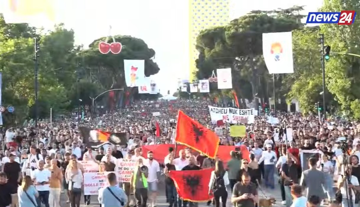 LIVE    Shqipëria nuk është në shitje   Protestë masive në Tiranë  mijëra qytetarë mblidhen para Kryeministrisë  t   
