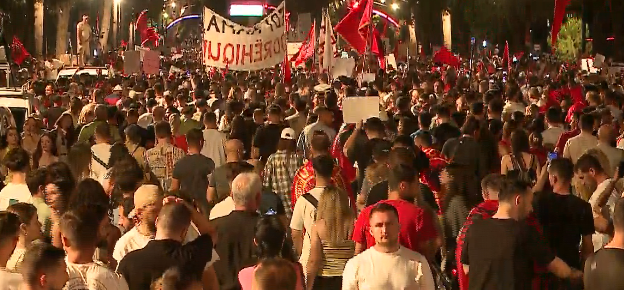 Tupanë flamuj dhe thirrje për largimin e Ramës  mijëra protestues nisin marshimit në rrugët e Tiranës