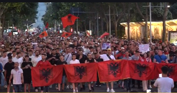 “Shqipëri e Re”/ Tirana ‘pushtohet’ nga protestuesit, marshi