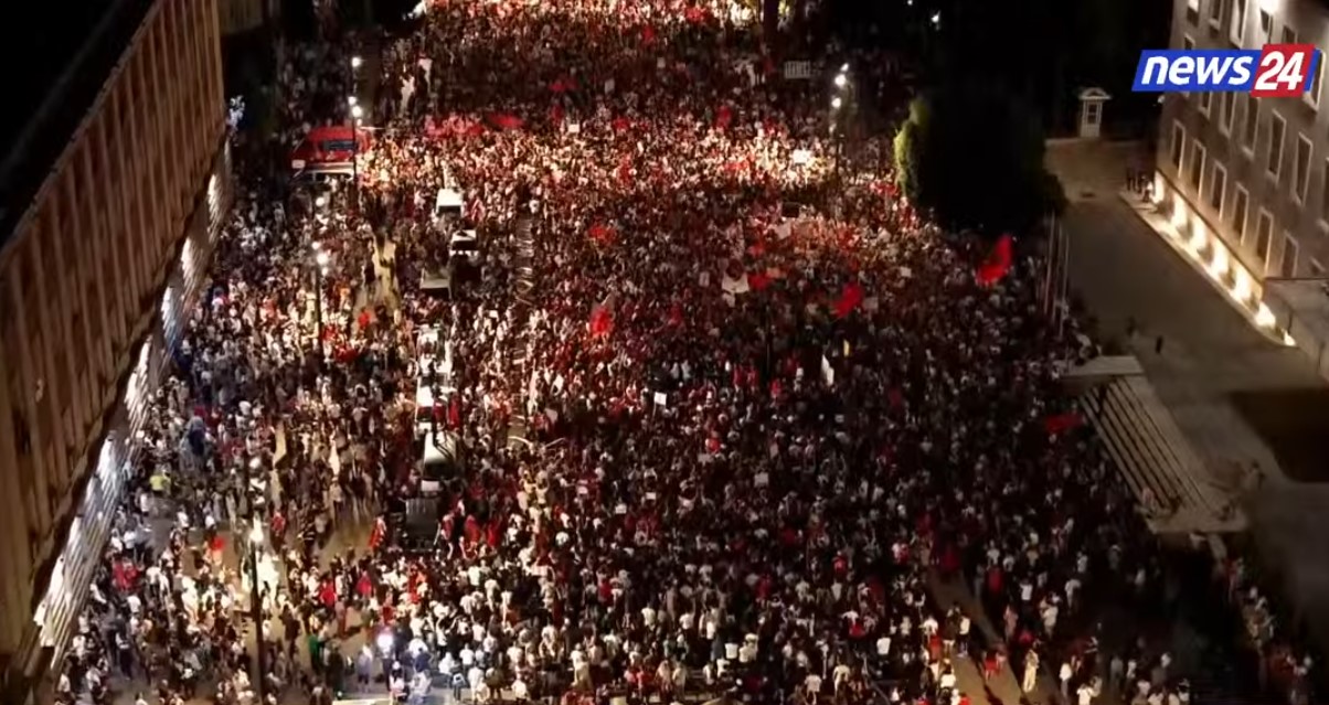 VIDEO/ Mijëra qytetarë mbushën dje Bulevardin “Dëshmorët e Kombit”, poezia që recitoi vogëlushi preku zemrat e protestuesve