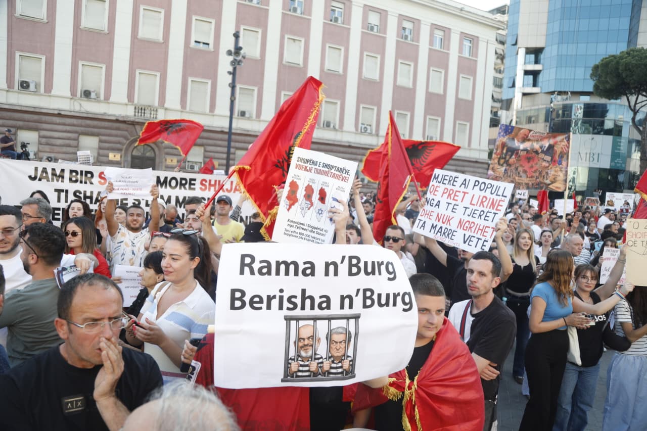 Pankarta ironizuese në protestën para Kryeministrisë: Rama në burg, Berisha në burg (FOTO+VIDEO)