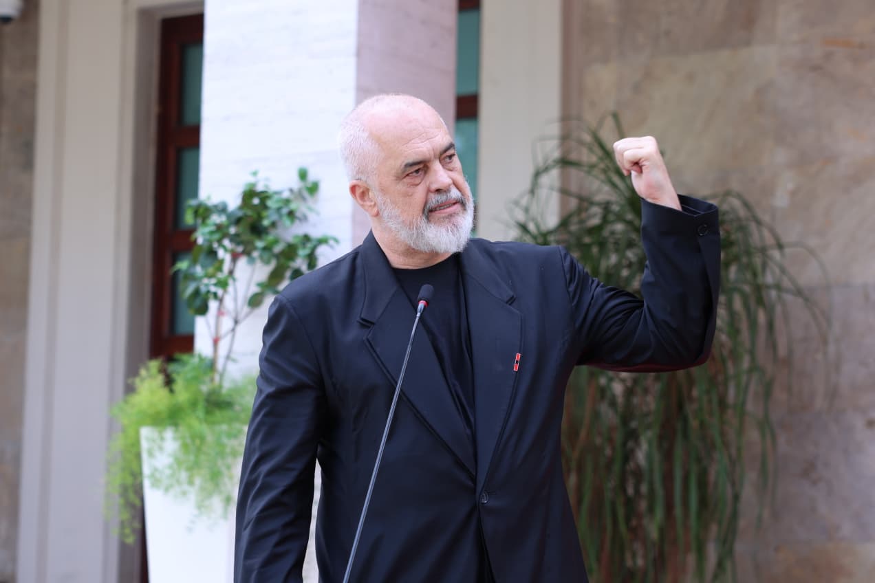 “Kush më vjen në seli me librin e shtëpisë time dhe në rrugë si çakej…”/ Protestuesit i kërkojnë dorëheqjen, Rama: Përfaqësoj vullnetin e 800 mijë shqiptarëve!