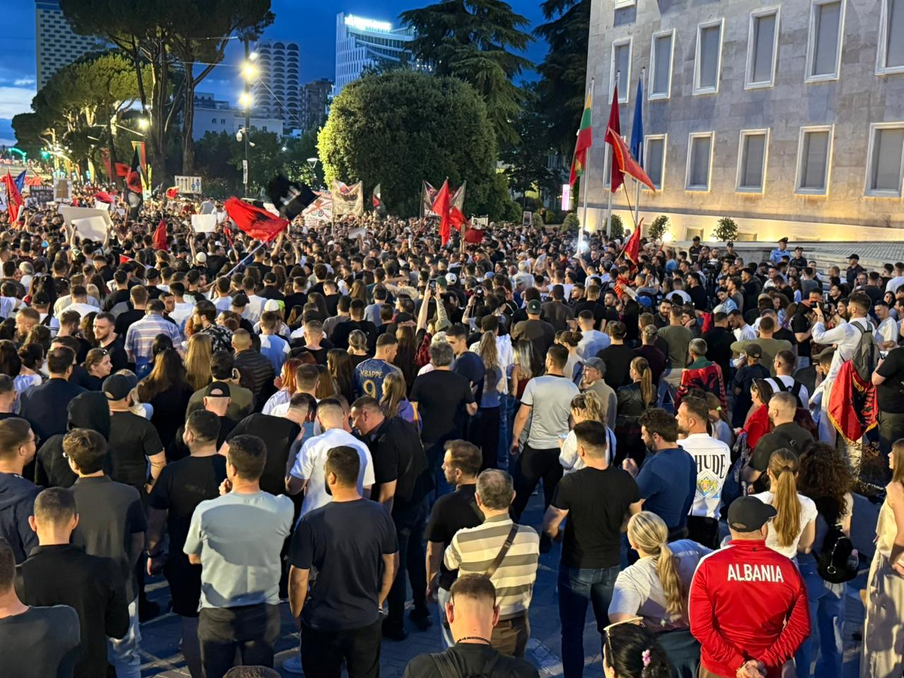 Asnjë partiak! Qytetarët refuzojnë përfaqësuesit politikë në protestë