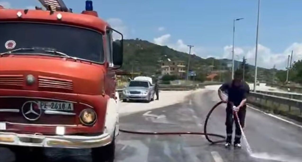 Aksident në aksin Peqin-Elbasan, kamioni përplaset