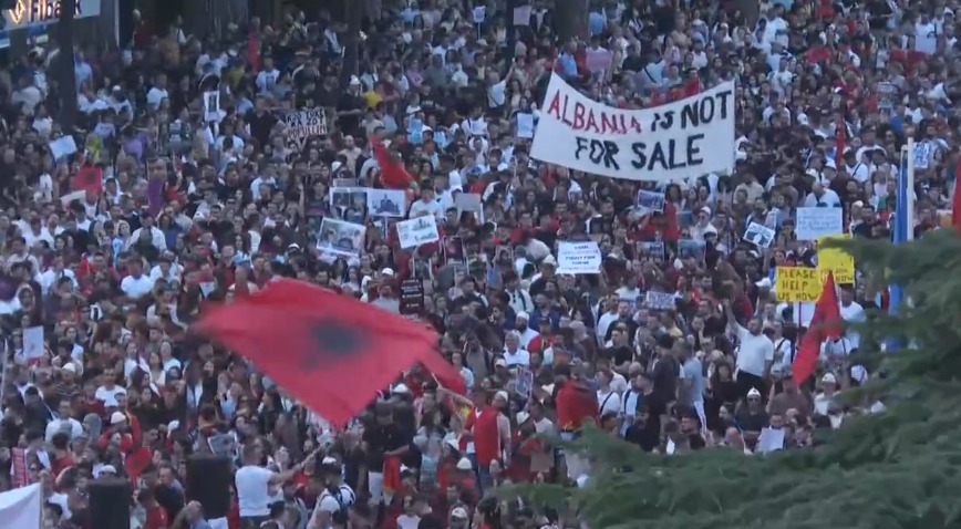 “Rama jep dorëheqjen! Revolucion!”/ Marshimi në Tiranë jehon