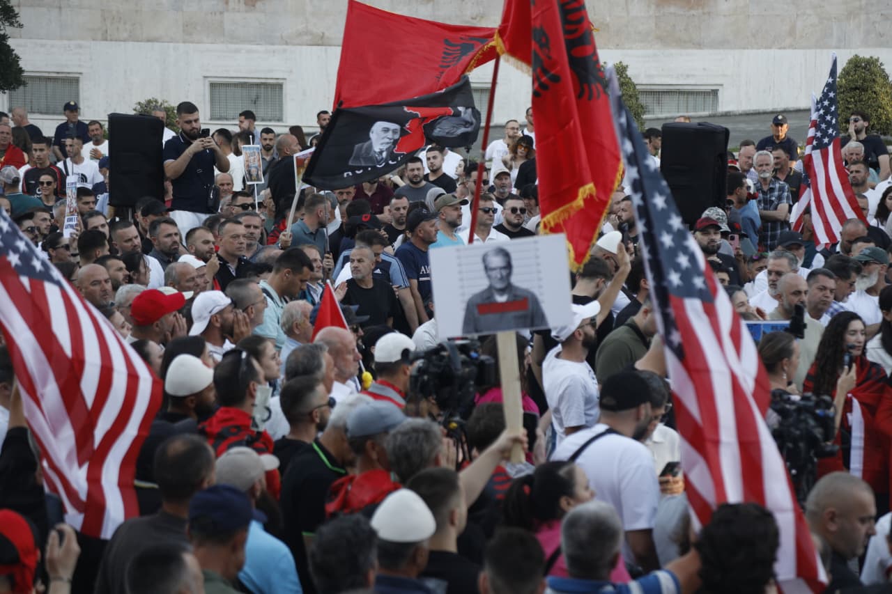 fotolajm-flamuri-amerikan-ne-protesten-e-shqiptareve-para-kryeministrise