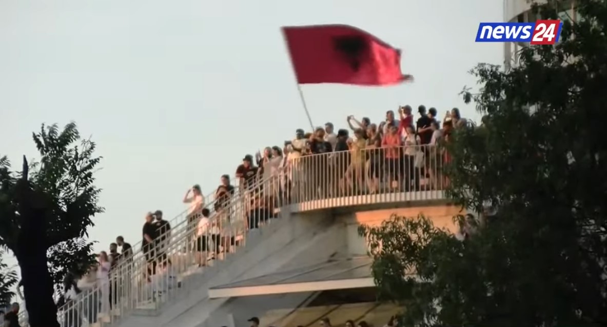 VIDEO  Bulevardi nuk i zë të gjithë  qytetarët ngjiten te Piramida  Protestë gjigante kundër Ramës