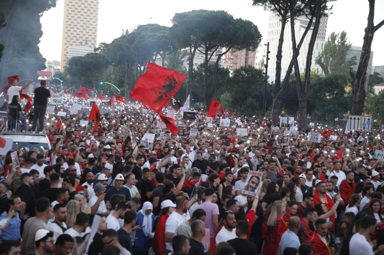 Revolta e shqiptarëve kundër qeverisë   Pensionistët të dalin në shesh  kryeministri po sillet si rrugaç   telefonuesit në  Ko   