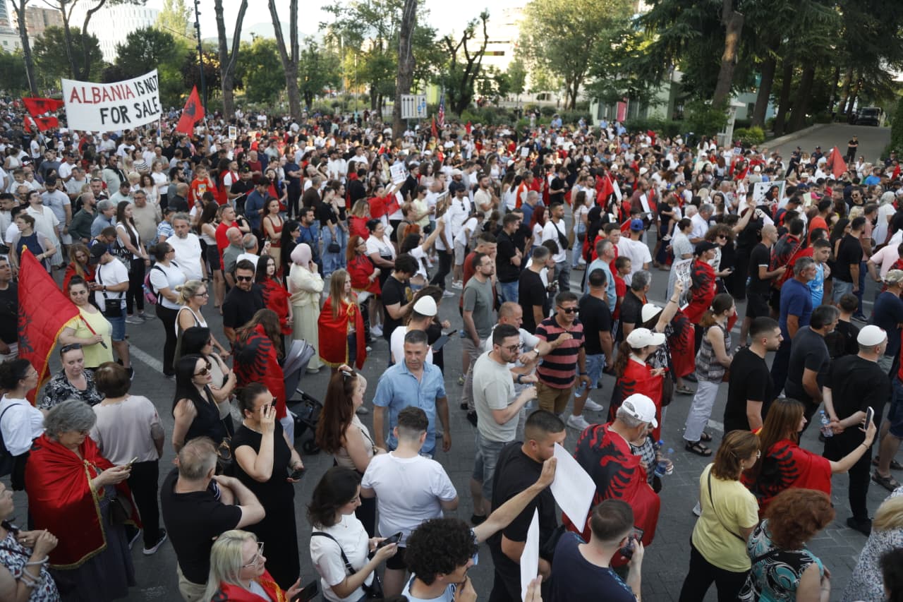  Atdheu nuk është në shitje   Sot protesta e 16 në Tiranë  shqiptarët në revoltë kundër kryeministrit  Edi Rama jep dorëheqjen   