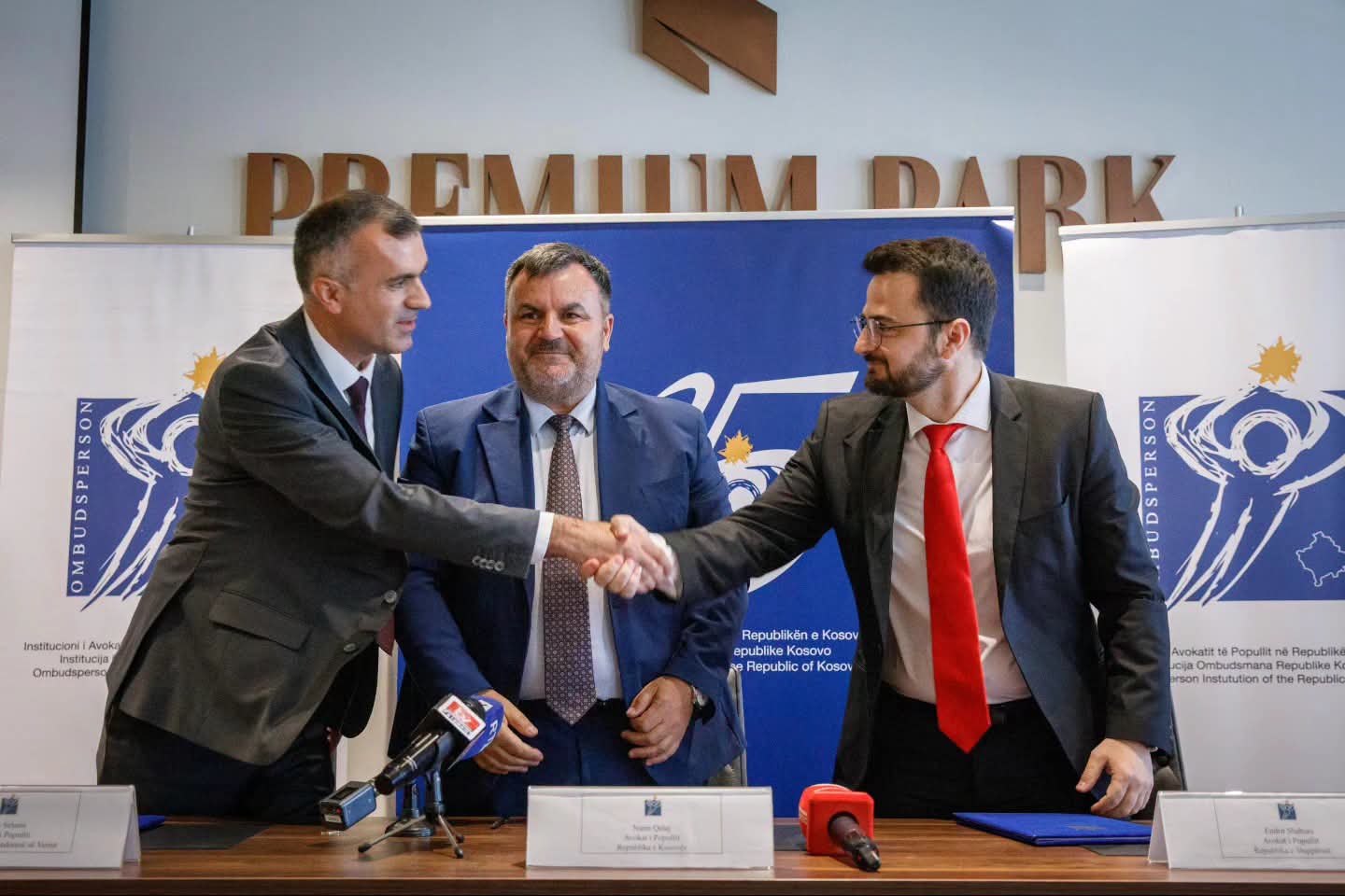 A po zbatohen marrëveshjet Shqipëri Kosovë Maqedoni  Tre Avokatët e Popullit bëhen bashkë dhe firmosin memorandum për t    