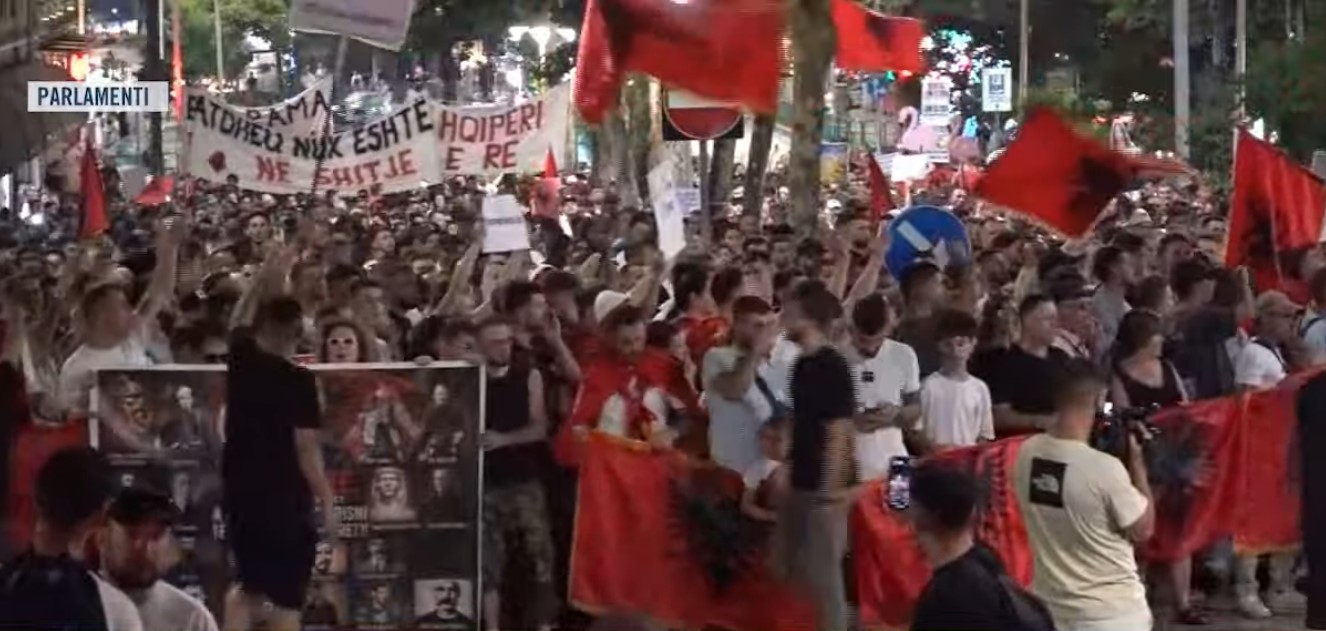  Parlamenti i krimit     Thirrjet e protestuesve tronditin Kuvendin  thirrje vendosmërie kundër Ramës dhe qe   
