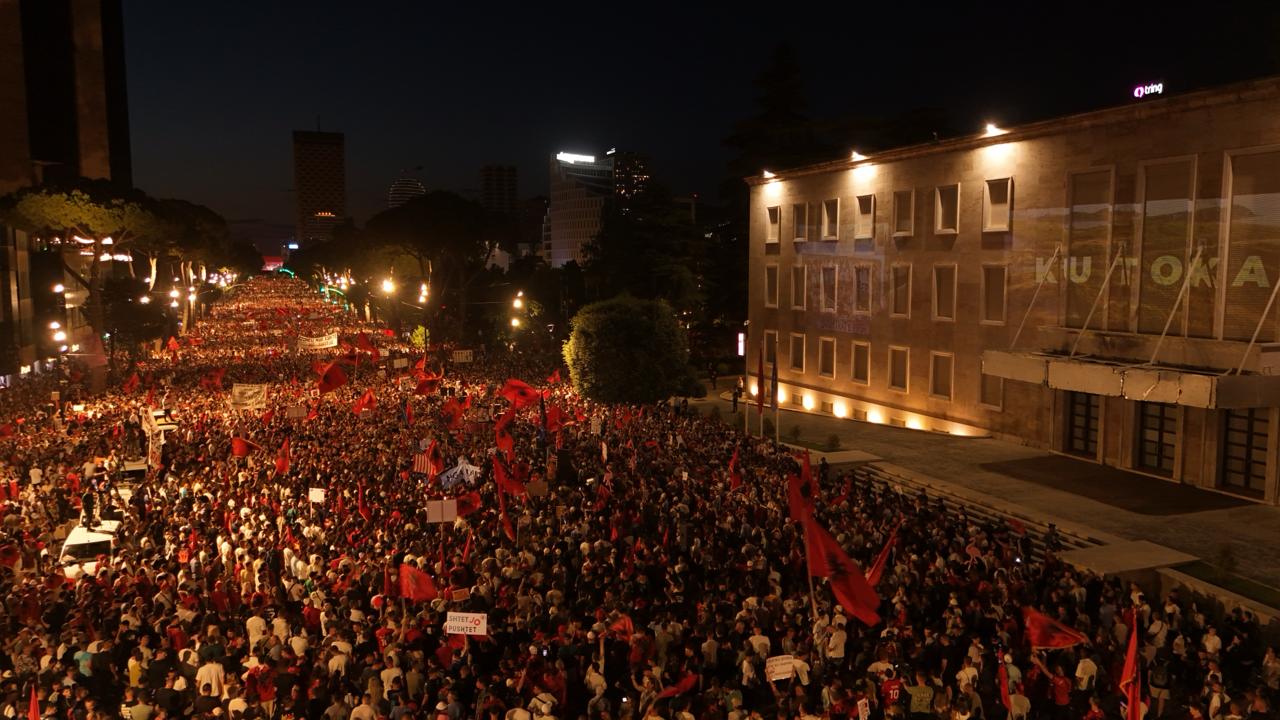 Revoltat masive për largimin e Ramës  Agron Duka thirrje socialistëve  Dëgjoni zërin e protestuesve  nesër mund të jetë vonë 