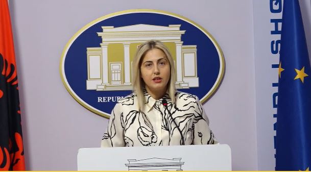 VIDEO  Zhupa denoncon situatën  Turizmi i boteve dhe shisheve  Saranda e Ksamili pa ujë në kulmin e sezonit turistik