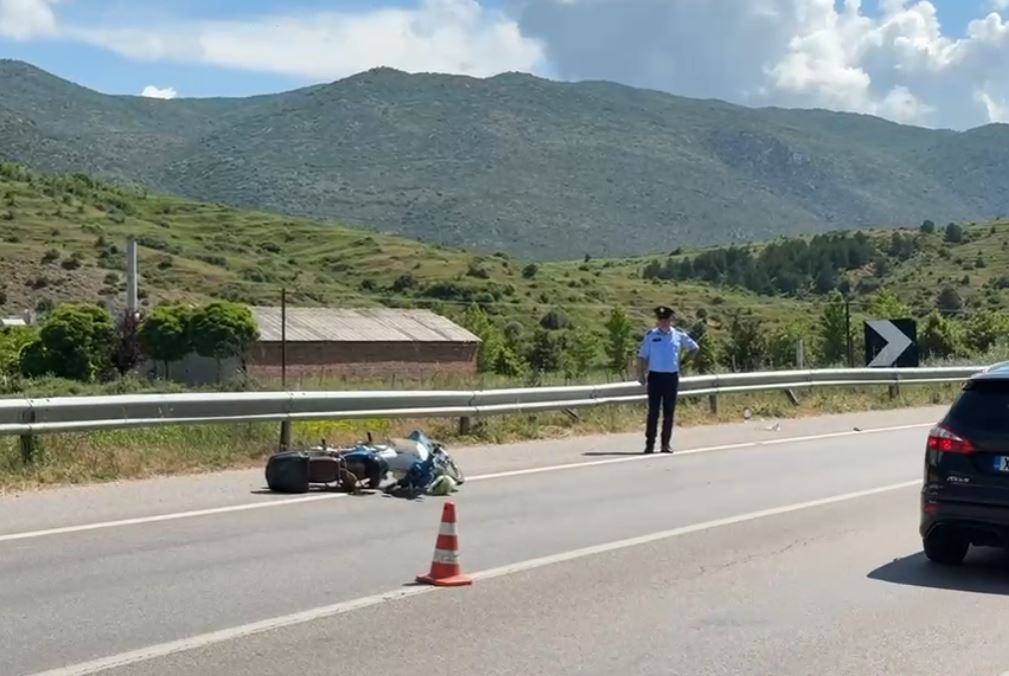 VIDEO  Aksident në aksin Korçë Bilisht  u përplas me makinën  plagoset rëndë drejtuesi i motorit