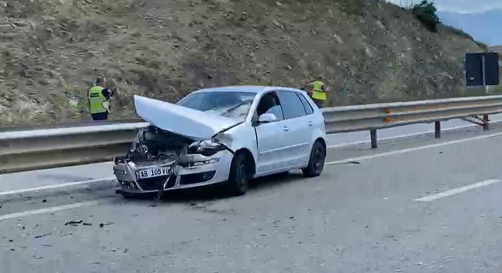 VIDEO/ Aksident në aksin Morinë-Kukës, makina përplaset me t