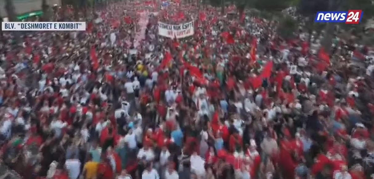 LIVE  Varg kilometrik protestuesish në Tiranë  nuk ka fund   O Shqipni më e bukura T i   protestuesja  Nuk ka pëllëmbë që nuk    