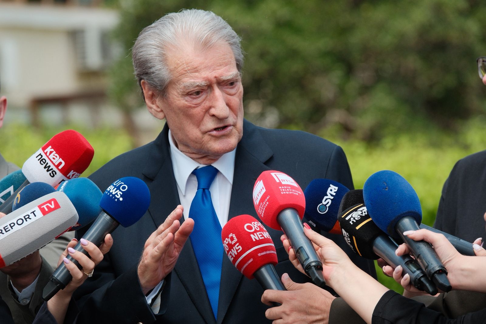 Protestuesit sulmuan selinë e PD: Berisha mbroi demonstratat por kërkoi transparencë për Zvërnecin

