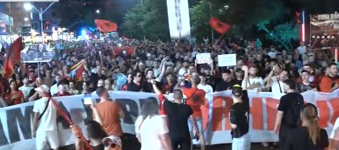 LIVE   Ju erdhi fundi   marshim që nuk ndalet në Tiranë  Tubim madhështor kundër Ramës  protestuesit njëzëri  Arre   