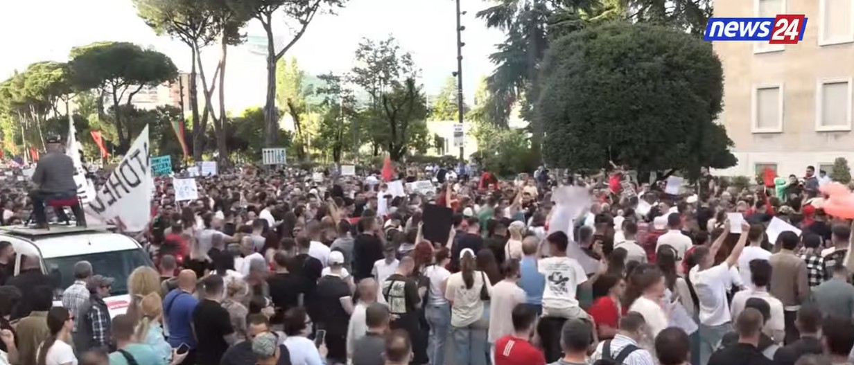 VIDEO/ Protestë masive, mijëra qytetarë mbushin Bulevardin “Dëshmorët e Kombit” dhe këndojnë himnin kombëtar: Ju erdhi fundi!