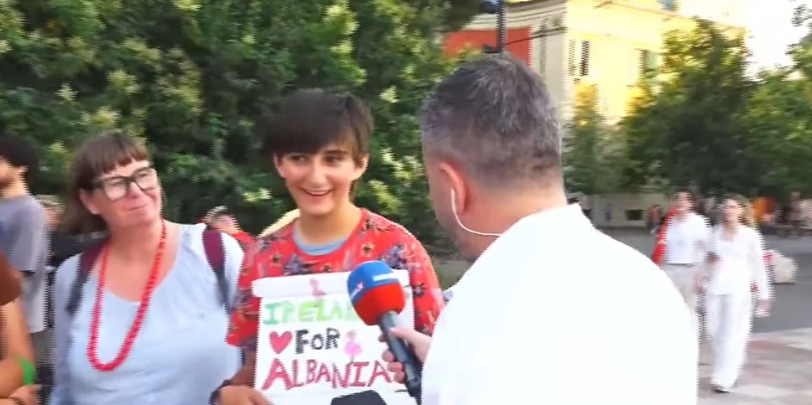 live-shqiptaret-ne-revolte-kunder-rames-kryeministrat-shkojne-e-vijne-turiste-nga-irlanda-ne-shesh-protesta