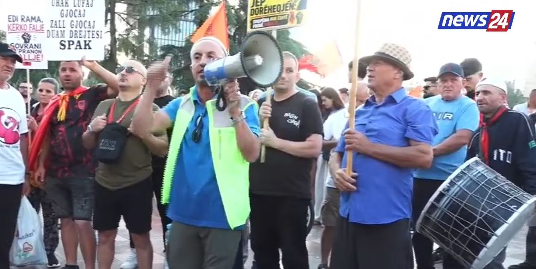  Populli gati t i tërheqë zvarrë Ramën  Berishën dhe Ballukun   Aktivisti thirrje protestuesve  Jo përplasje  mos bini pre e p   