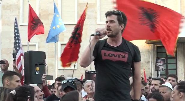 “Rama dorëhiqu”/ Turistët e huaj mbështesin protestën në Tir