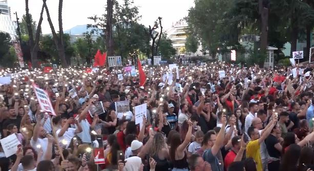 Protesta masive para Kryeministrisë/ Qytetarët: Kemi vetëm n