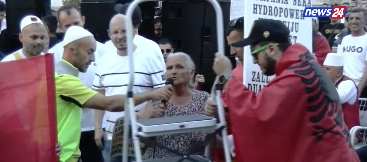 E moshuara mesazh të fortë nga protesta para Kryeministrisë: Të jeni të bashkuar, të ndani kafshatën bashkë!