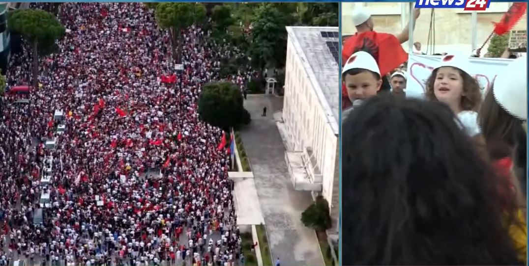 Slogani kryefjalë i tubimit  fëmijët e vegjël në protestën para Kryeministrisë  Shqipëri e Re 