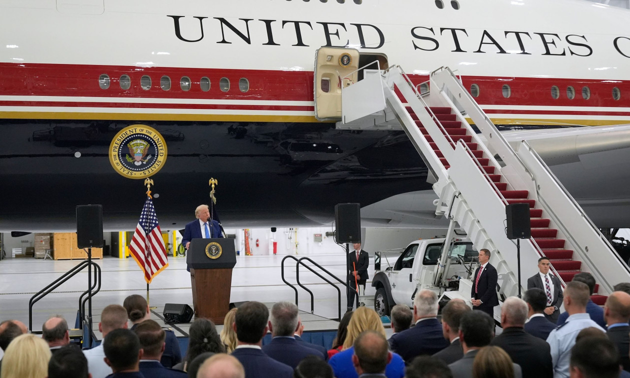 VIDEO  Trump prezanton avionin e ri presidencial Boeing 747 të dhuruar nga Katari  Një Shtëpi e Bardhë fluturuese