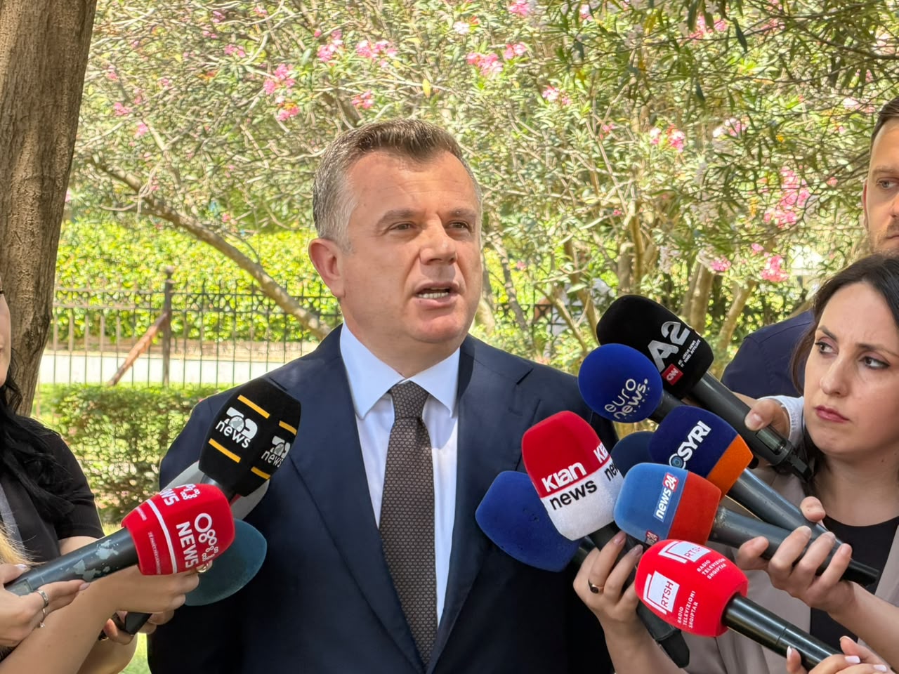 Petro Koçi shpërtheu kundër Ballukut, Balla: Ditë të nxehta,