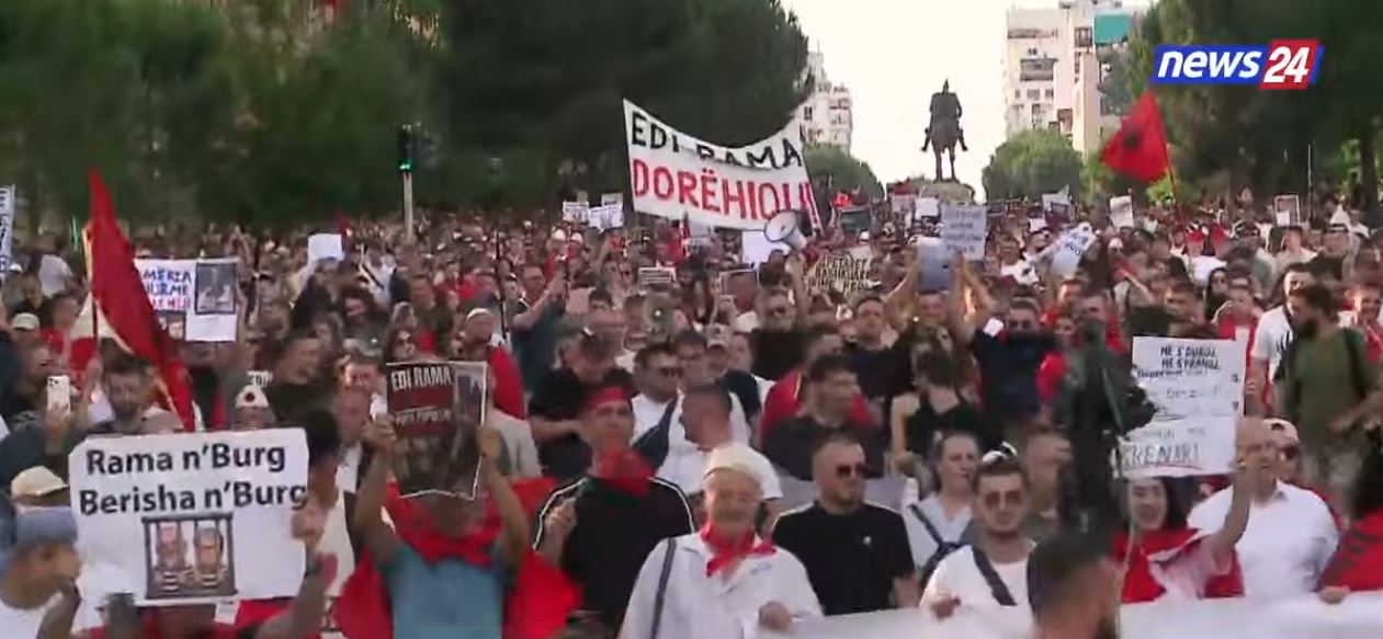 LIVE- Protesta e nëntë/ Shqiptarët në revoltë! Tir