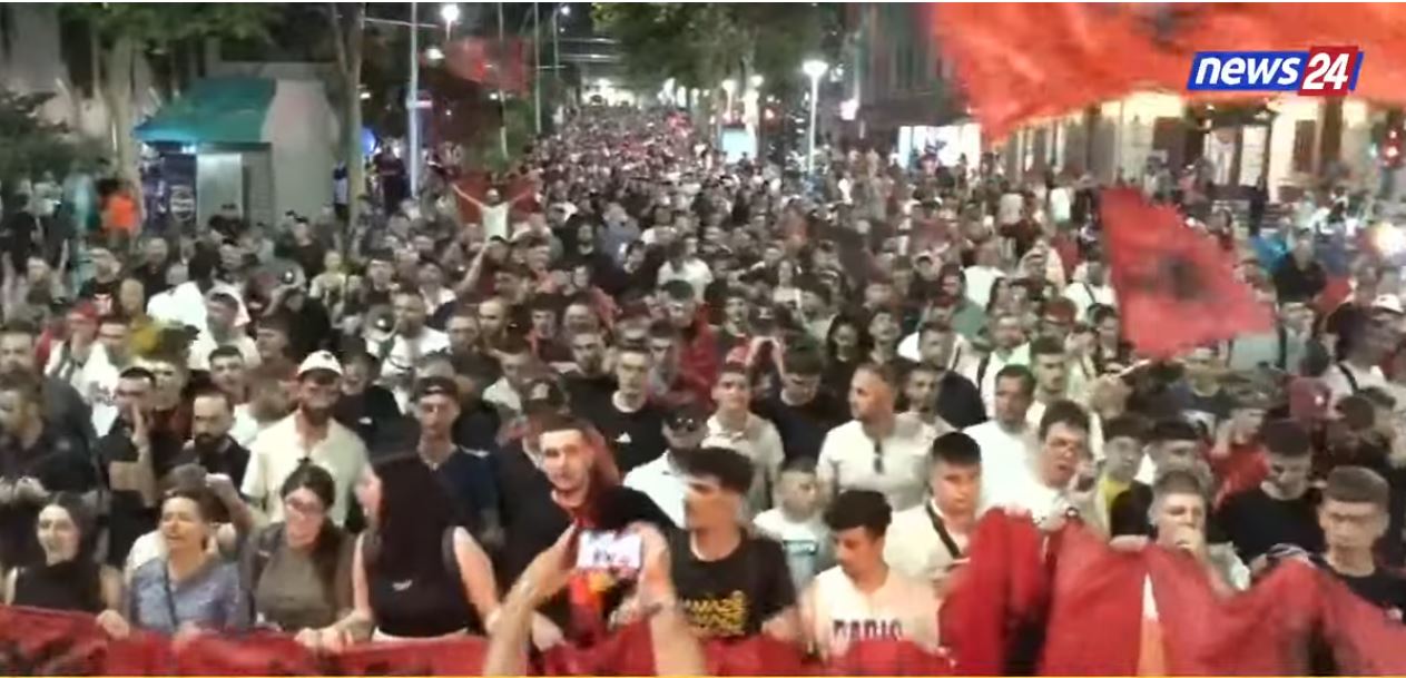 “Rama jep dorëheqjen ‘jehon’ në Tiranë”, protestuesit blloko