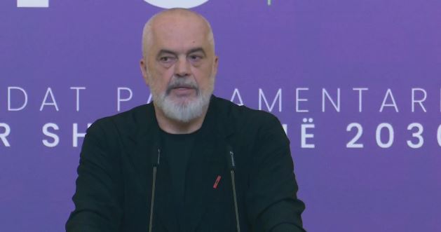 Shqiptarët i kërkojnë dorëheqjen  Rama refuzon thirrjet e protestuesve  Një qeveri nuk e dorëzon kurrë timonin te zhurma