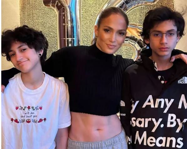 Djali i Jennifer Lopez prezanton emrin “Oscar” në ceremoninë e diplomimit, do të ndjekë studimet për…