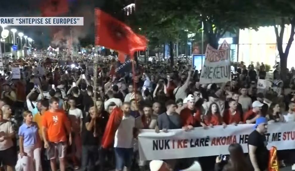Protesta masive kundër Ramës mbërrin para  Europe House  në Tiranë  Europa është me ne 