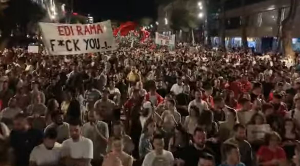 Pamjet me dron  Mijëra protestues tejmbushin Bulevardin  Dëshmorët e Kombit   ja pamjet spektakolare nga lart  VIDEO 